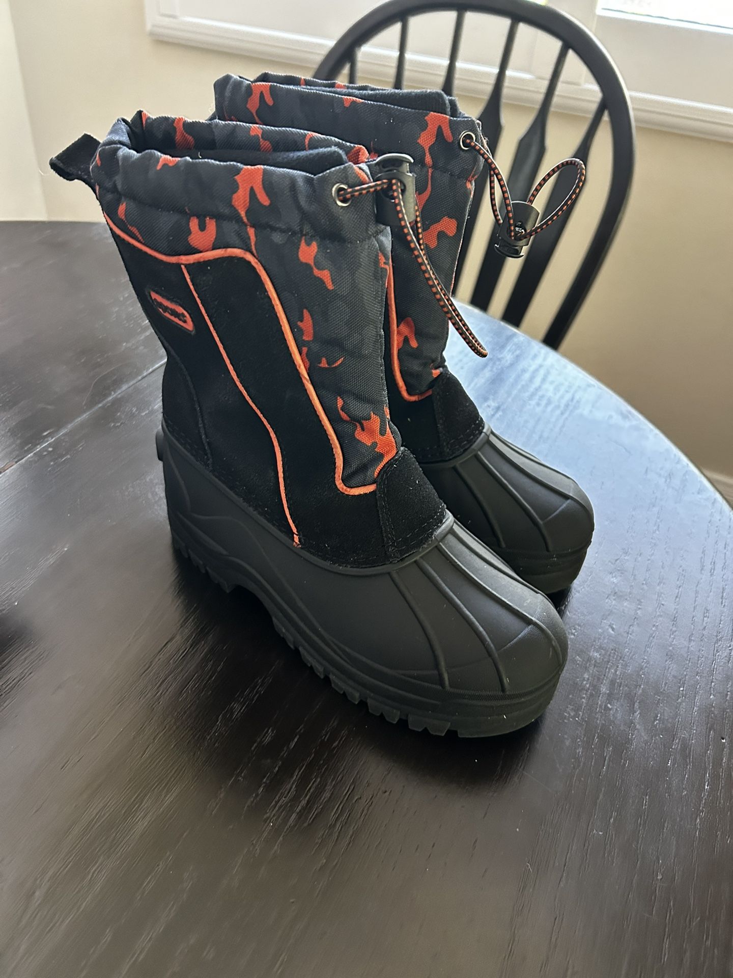 Boys Snow Boots Sizes 4 and 5