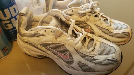 WOMEN'S NIKE SNEAKERS SIZE 9.5 LIGHTLY USED $15
