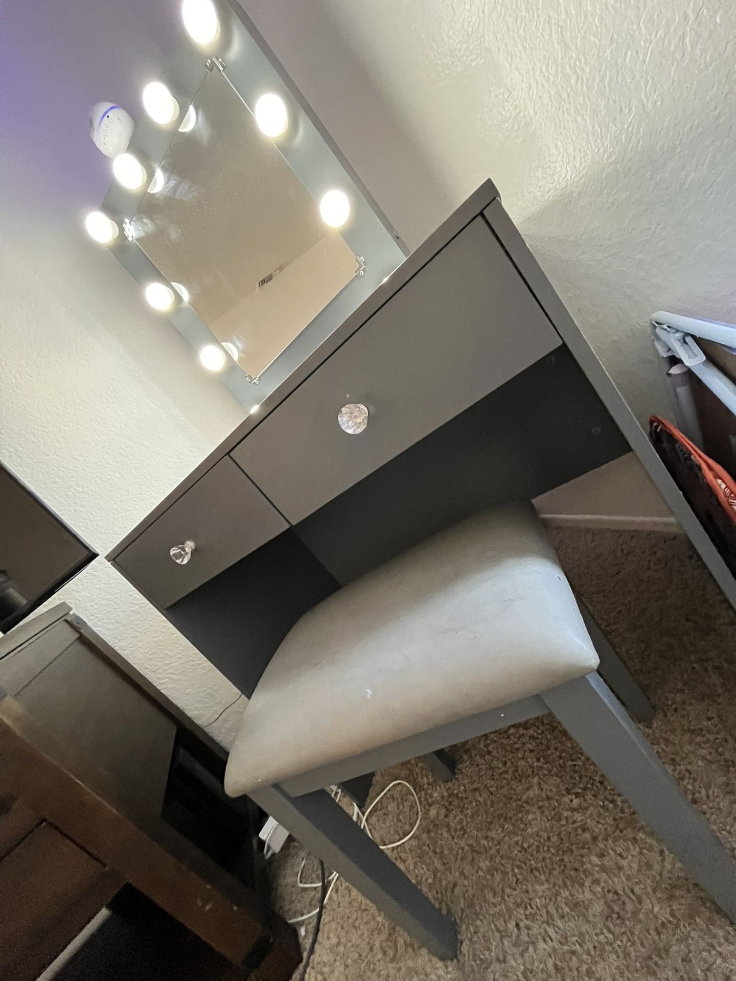 Gorgeous Gray LED Vanity Makeup Desk Set - Perfect for Glam Glow-Ups! 💄✨
