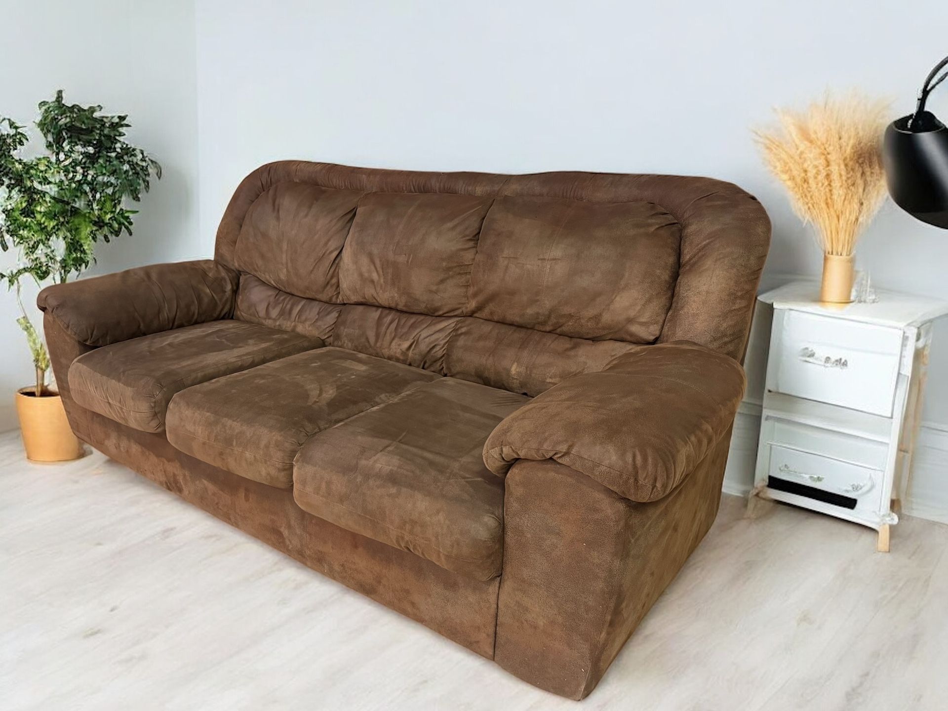 Brown Couch Very Nice (FREE DELIVERY)
