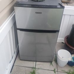 Galanz 3.1 Cubic Ft Mini Fridge With Freezer