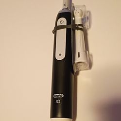 Oral B I0 Series 3 toothbrush