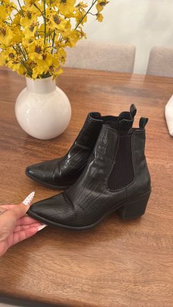 $5 BLACK BOOT 5.5