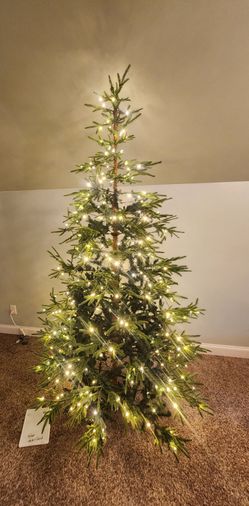 *** BRAND NEW- 8 FT CHRISTMAS TREE ***