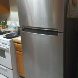 Whirlpool Refrigerator With top Freezer 