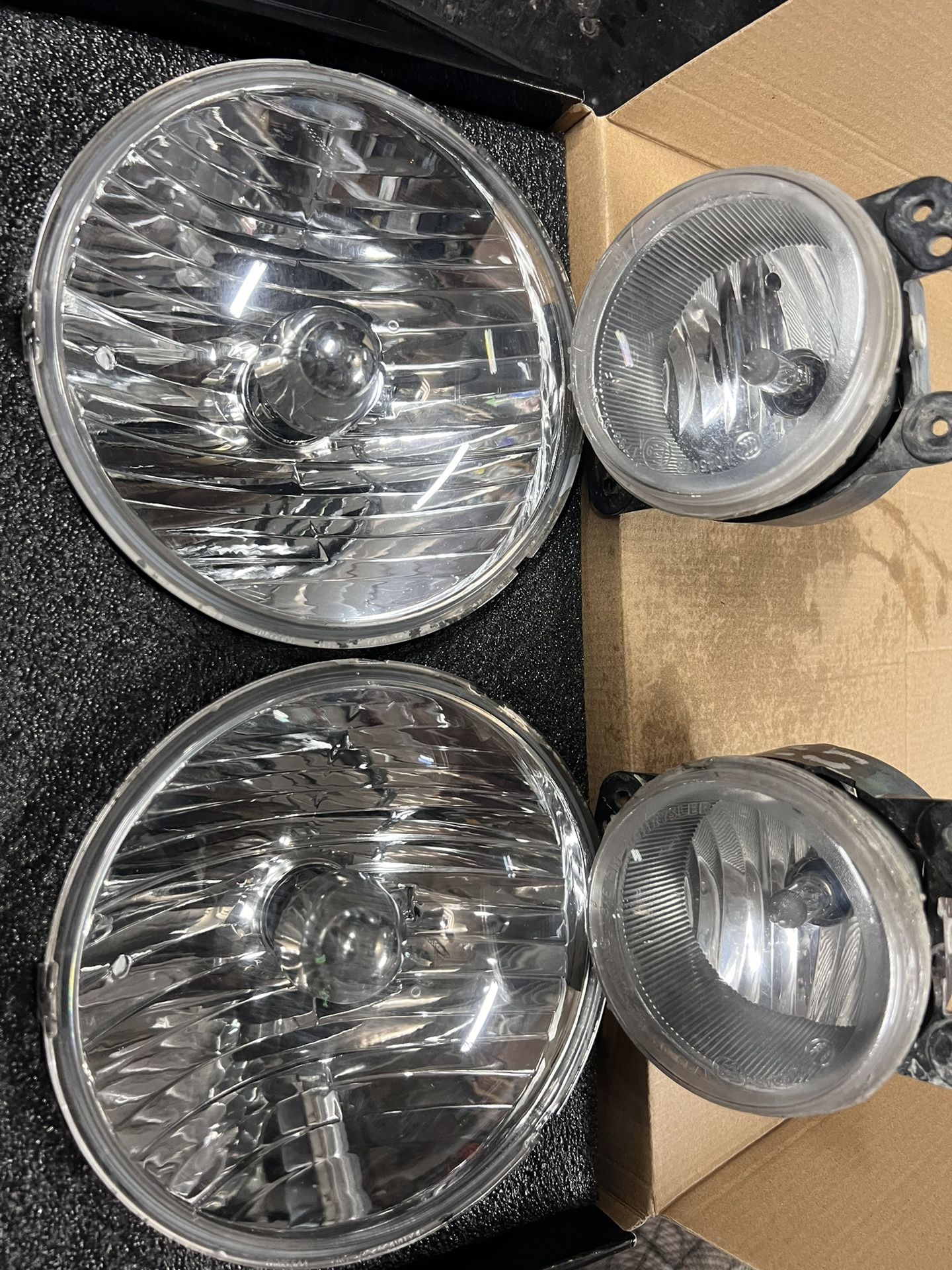 Jeep JK,  OEM Headlights, Fog Lights With 4 Bulbs.