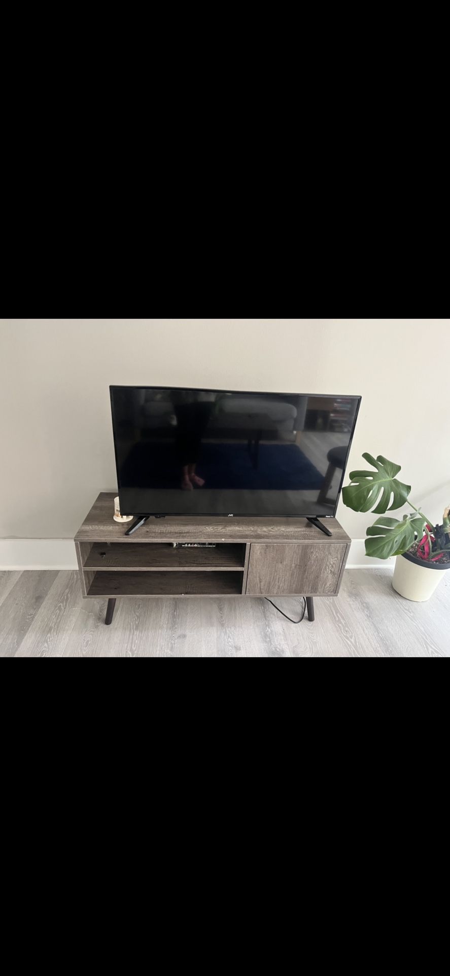 40” TV And TV Stand