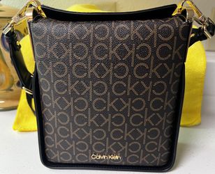 Calvin Klein Crossbody With Magnetic Top Closure 