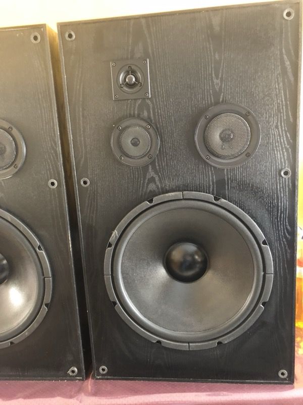 Pair of KLH 915b Speakers.