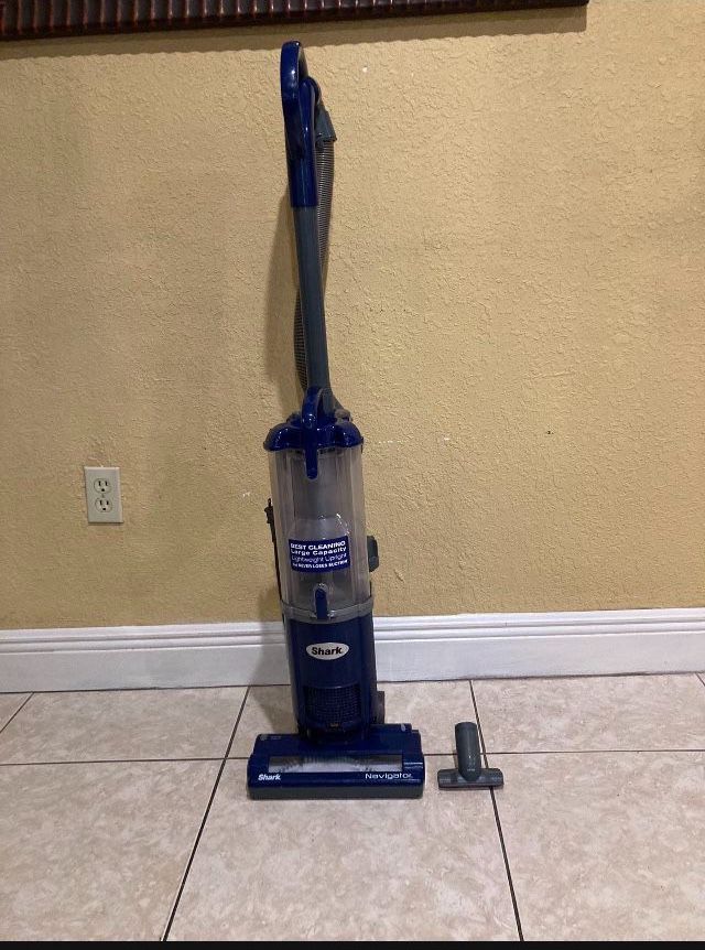 Vacuum Cleaner SHARK LIGHTWEIGHT BAGLESS UPRIGHT LARGE CAPACITY  With A Pet Tool Attachment…In Great Clean  Working Condition…Powerful Suction…$65