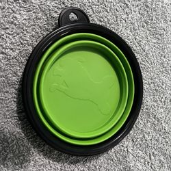 Collapsible Silicone Dog Bowl in Green, Travel Bowl for Dogs and Cats with Carabiner, S, Green, 350 ml