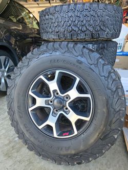 Set of 5 Jeep wrangler rubicon rims and BF Goodrich tires TMPS included