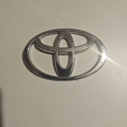 99-03 Toyota Solara Rear Trunk Emblem