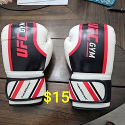 UFC Boxing GLOVES - 8oz (sz Small) 