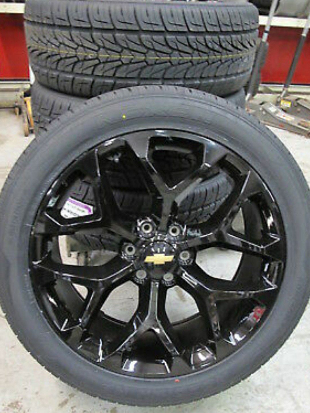 24" snowflakes gloss blk with tires