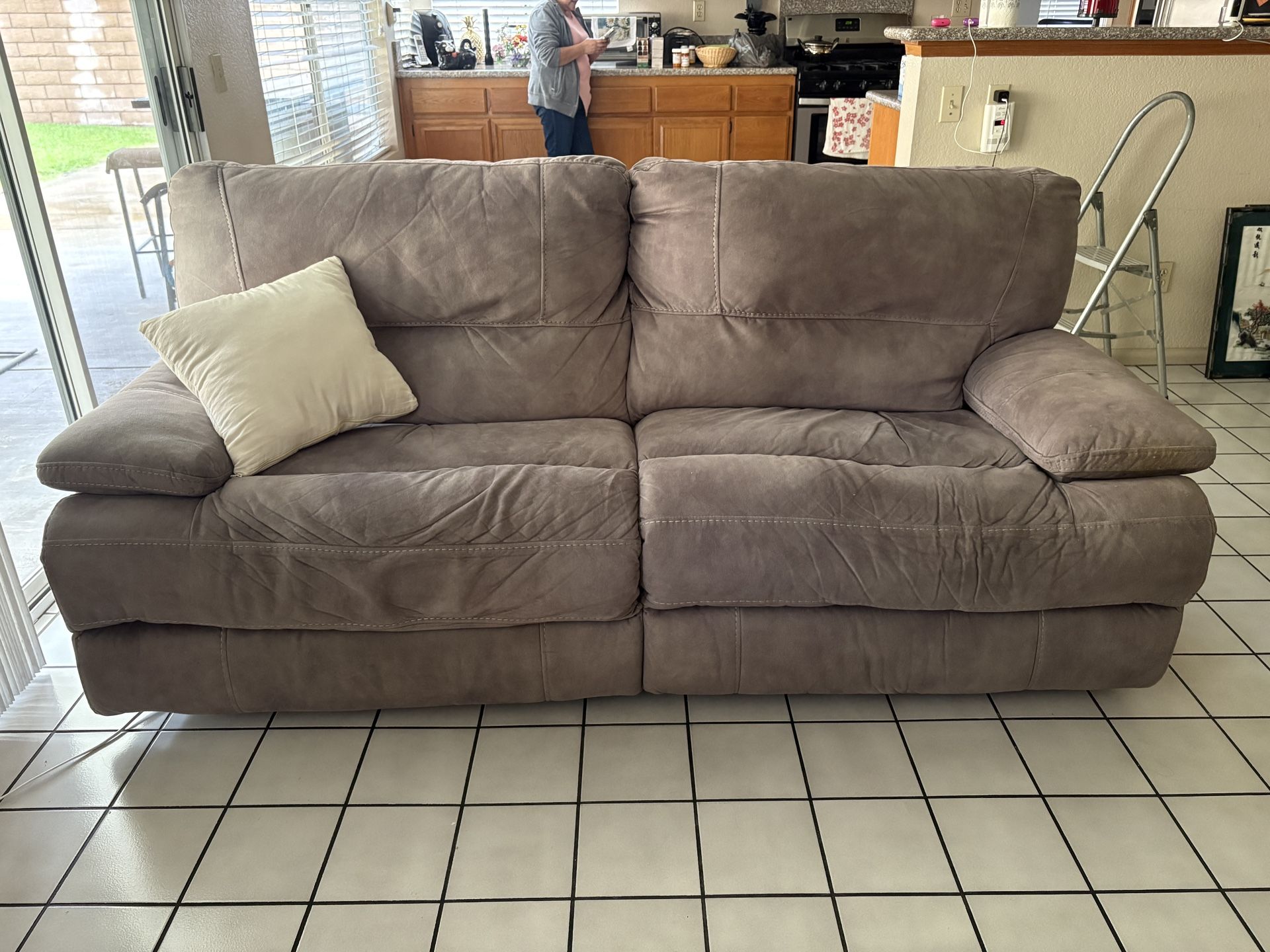 Power Reclining Couch / Sleeper