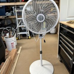 18” Oscillating Lasko Fan for Sale in Snohomish, WA - OfferUp