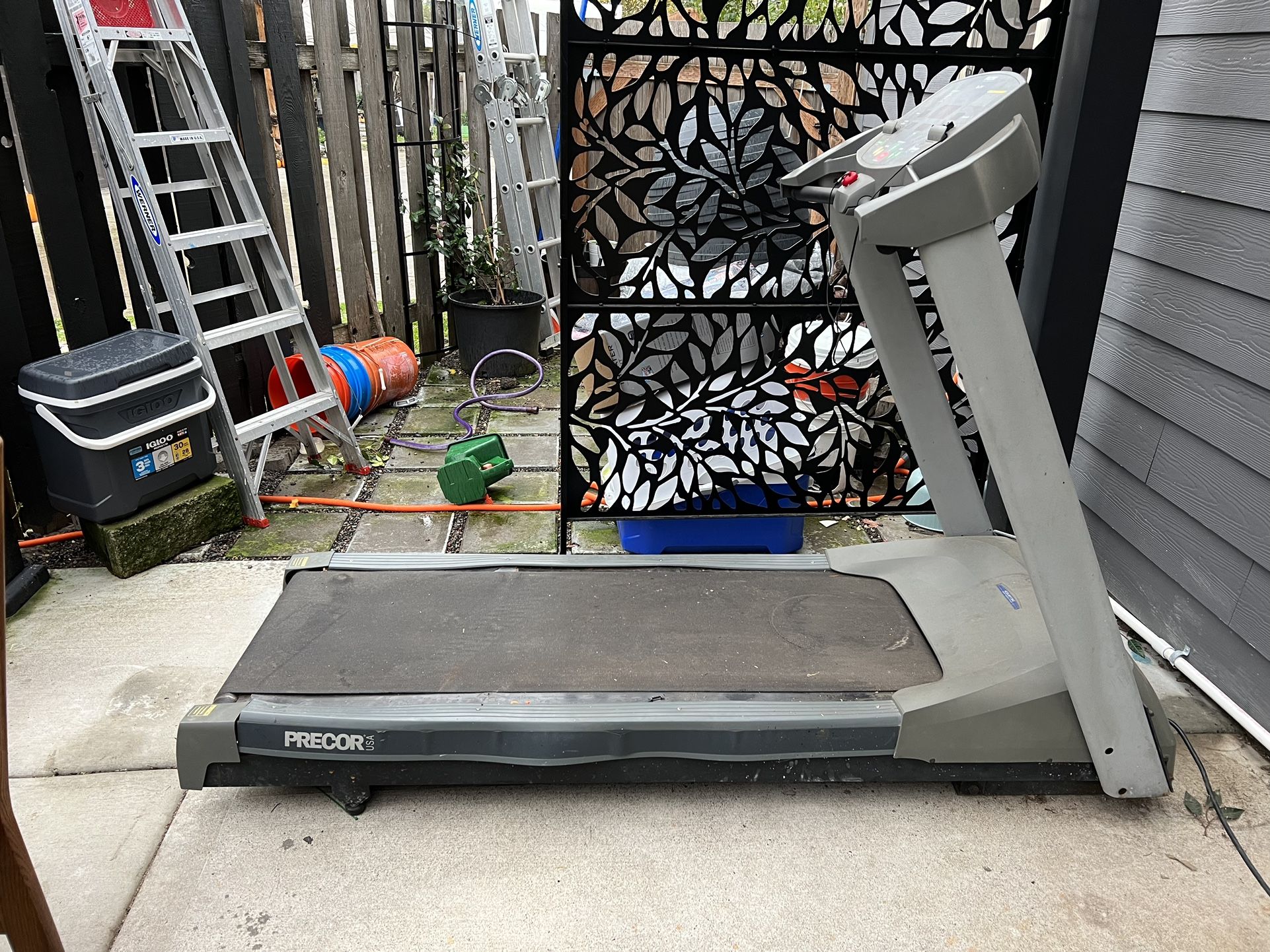 PRECOR 9.21  treadmill