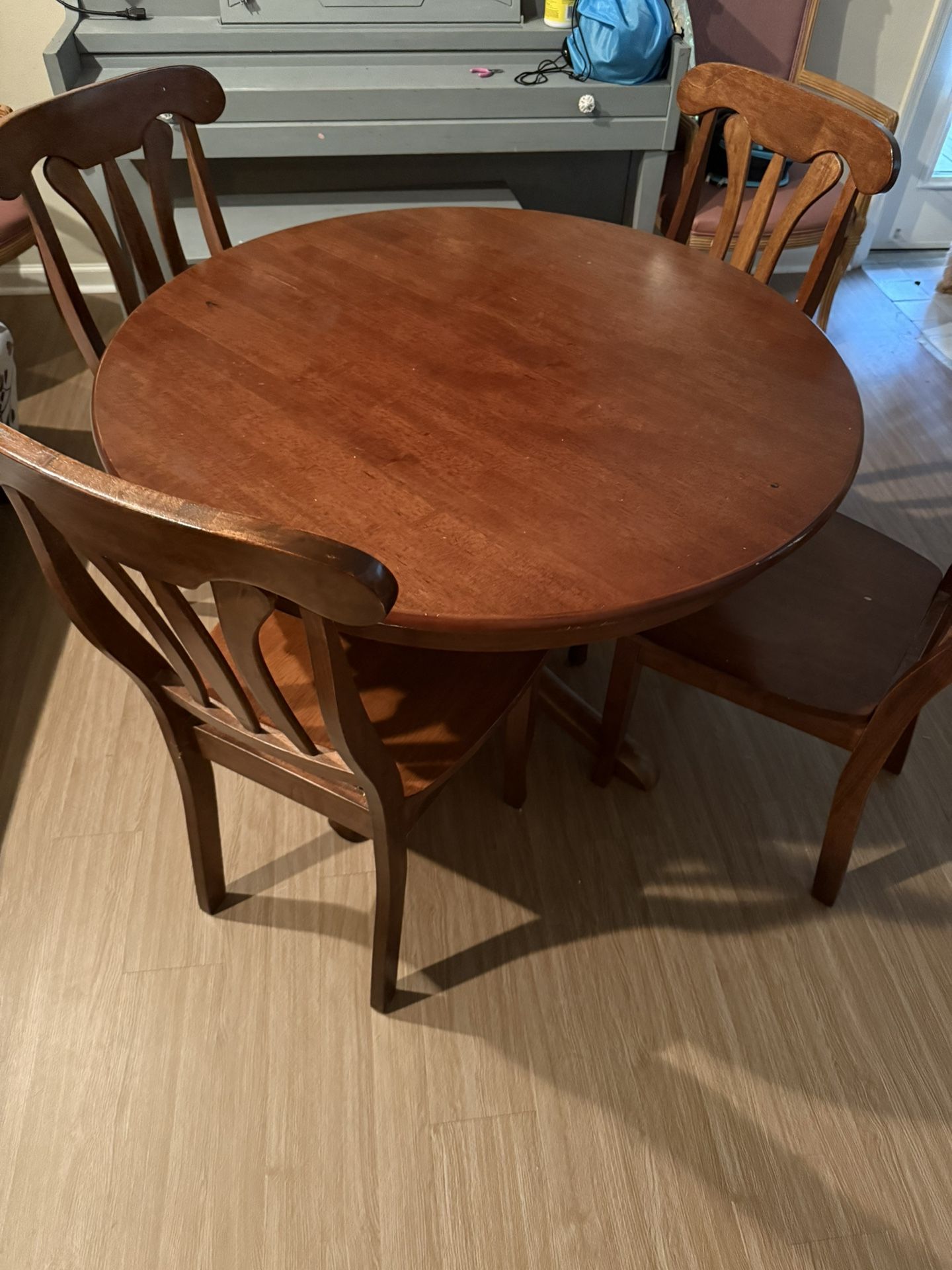 Table With 4 Matching Chairs