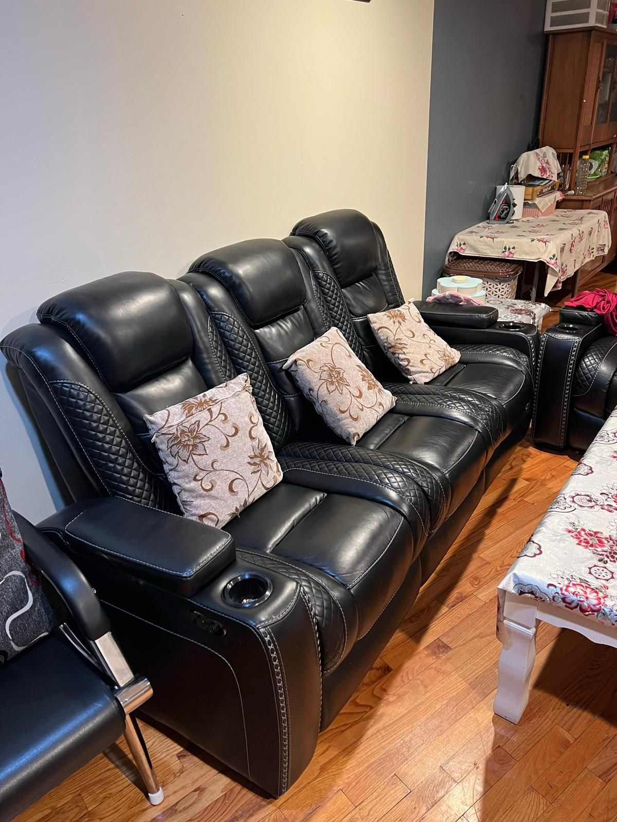 https://offerup.co/faYXKzQFnY?$deeplink_path=/redirect/ Recliner Sofa Set
