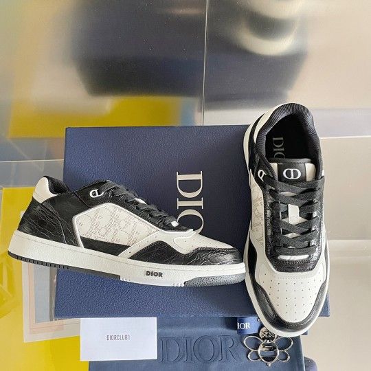 (Dior) low-top casual shoesThe black and white color scheme is classic