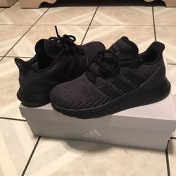 New Adidas Shoes Size Seven