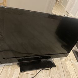 LG 32" TV – Model 32LV2400