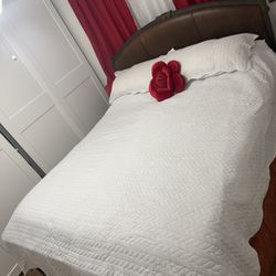 Cama Con Colchón King Size Y Dos Cómodas 
