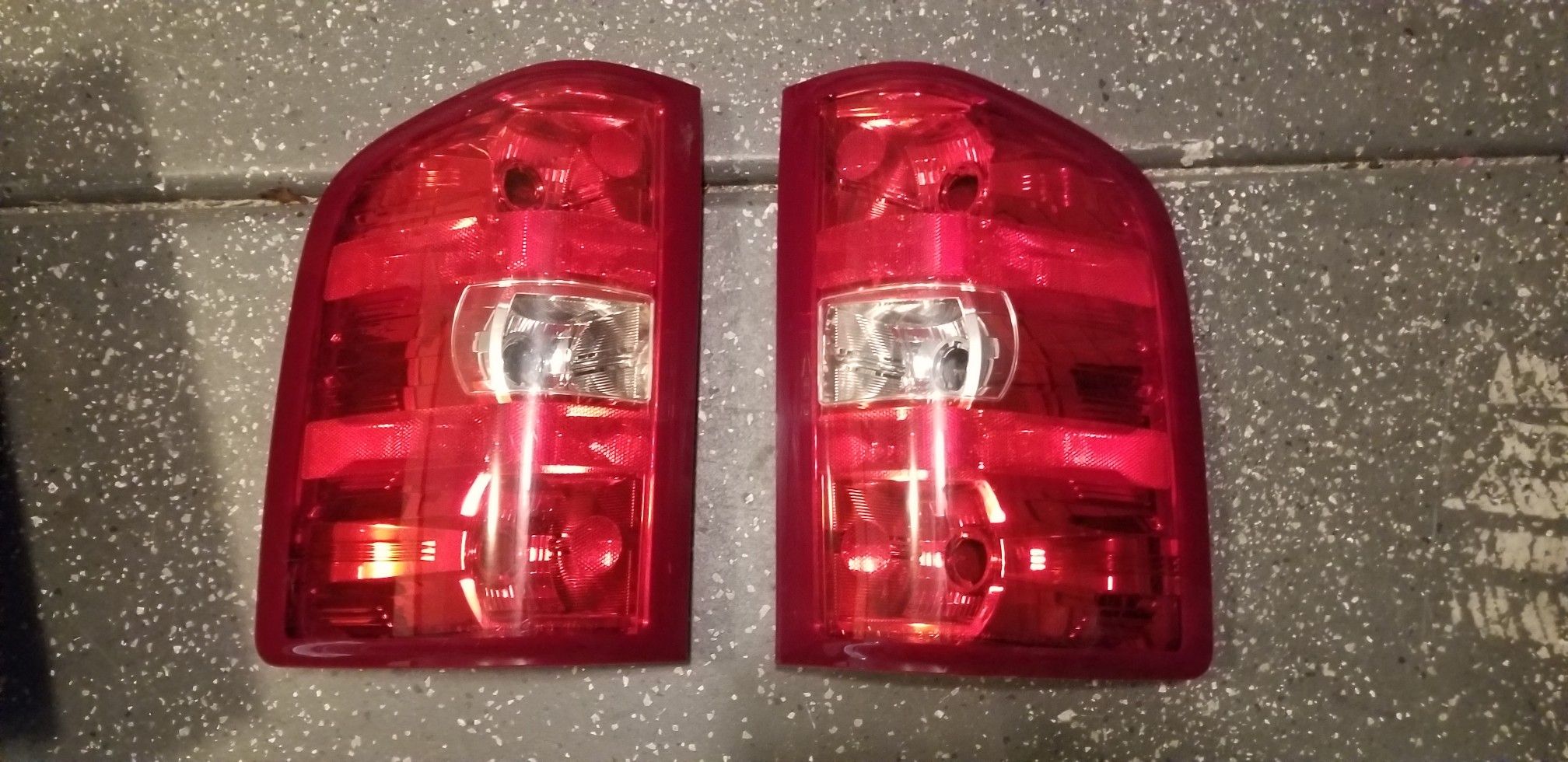 OEM Chevrolet Silverado Tail Lights (Set of Two 2) 2007-2014 Sierra GM Genuine.