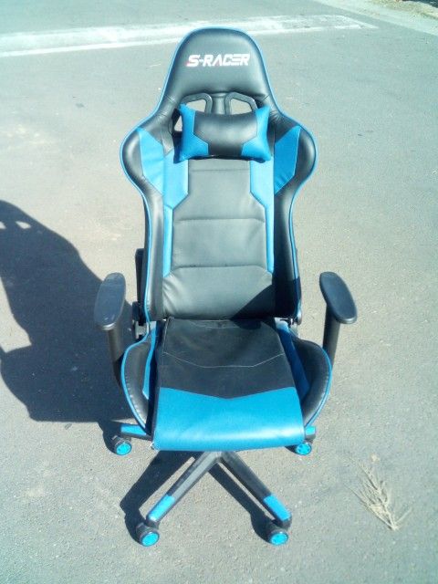 S Racer Gaming Chair for Sale in North Highlands, CA - OfferUp
