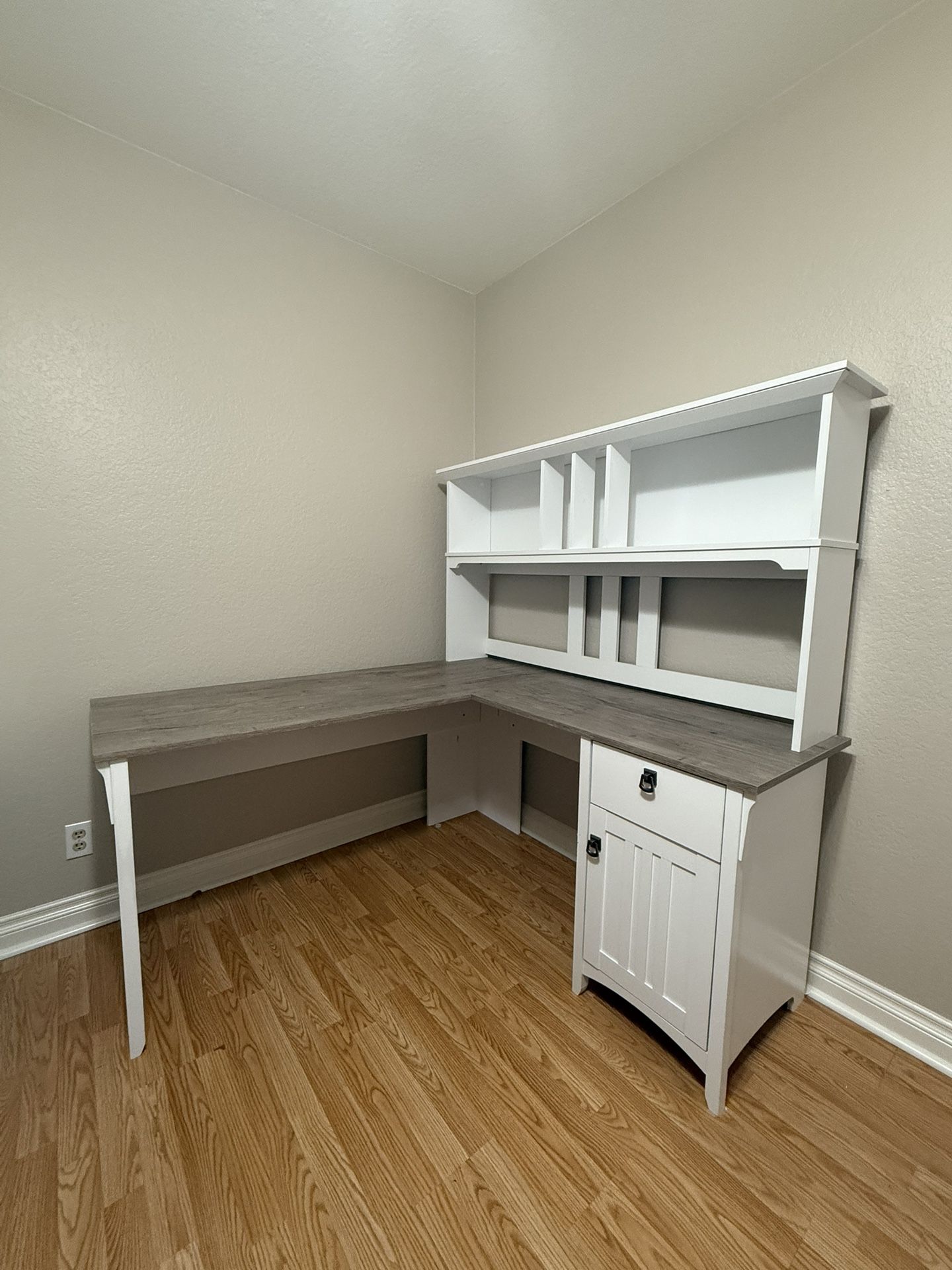 L-shaped White Desk With Hutch