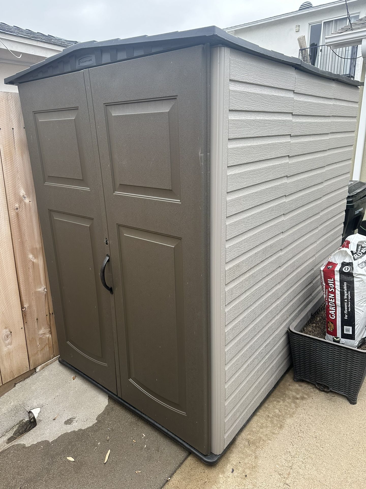 Rubbermaid Big Max 6 ft. 3 in. x 4 ft. 8 in. Resin Storage Shed