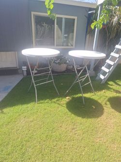 Set of 2 Round Folding Cocktail Tables