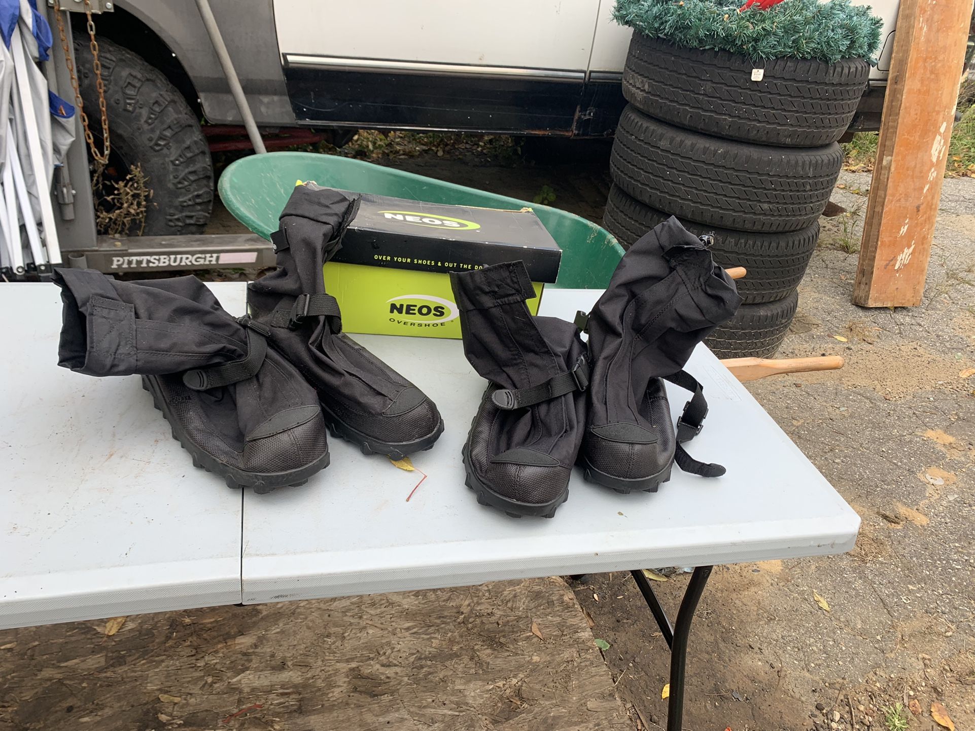Brand new Neos Over Shoe Snow Boot