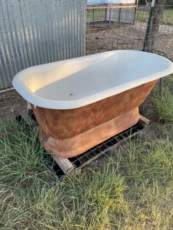 Vintage pedestal bathtub
