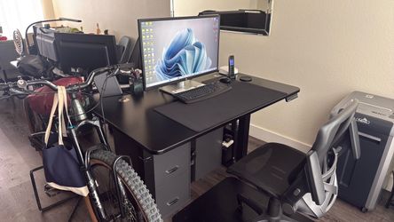Standing desk electric by Autonomous