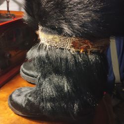 NEW, NEVER WORN, BEARPAW SHAGGY GOAT FUR FEATHERED BOOTS