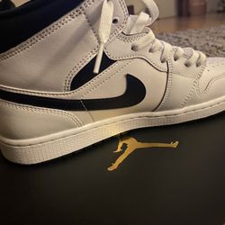 Jordan 1 Mid Reverse Pandas 