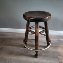 Stool. Wood 