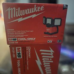 Milwaukee
M18 18-Volt Lithium-Ion Cordless 4500 Lumens ROVER Dual Power Triple-Panel Flood & Area Light (Tool-Only)