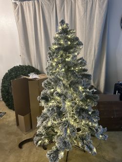 Pre Lit 6 Ft Christmas tree! NEW