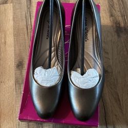 New! Easy Street Pewter Pumps Size 9
