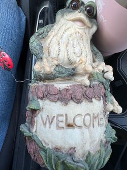 frog statue