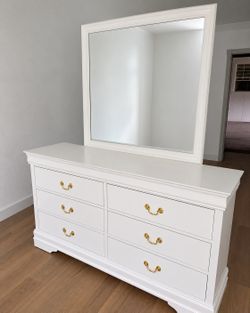 Wihte dresser with miror golden handles