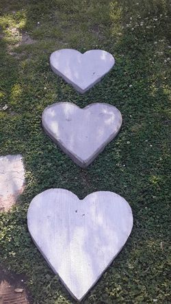 Piedras en forma de corazones para decorar yardas