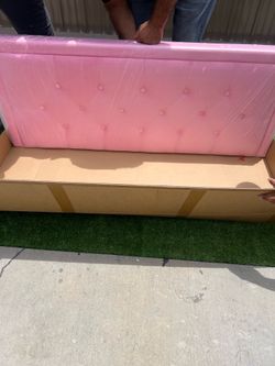 Estructura de cama tamaño matrimonial con cabecera rosa, nueva en su caja.