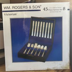 WM. Rogers & Son "Victorian" 45-piece 24Kt. Goldplated Flatware Piece Service for 8 w/ Wood Storage
