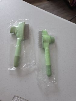 2 Pet hair removal comb. 1 Cat cone collar. Cats stuff. Pets stuff. 2 Cepillos para mascotas y 1 collar de cono para gato.