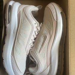 Women’s Nike Air max AP (7.5)