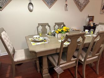 Broyhill Dining Table with 6 Chairs